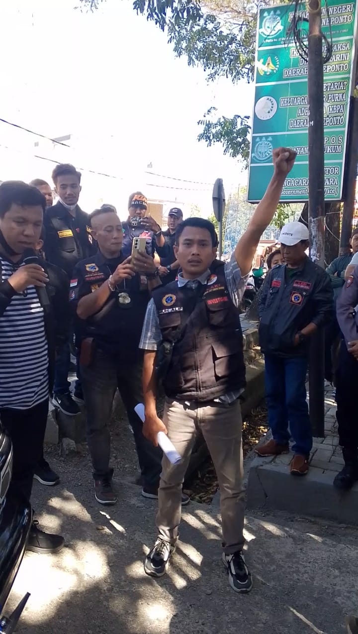 9 BULAN TERBENGKALAI! LAKI JENEPONTO ULTIMATUM: “P21 KAN KASUS PS 170 ATAU KAMI TURUN AKSI MASSA” Desak Kapolres & Jaksa Agung Copot Oknum Yang Sandera Berkas